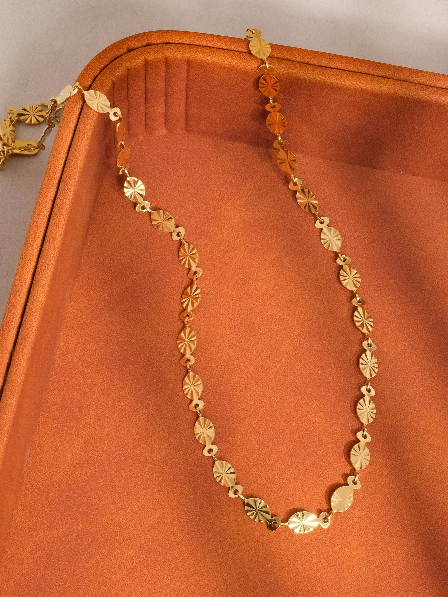 Bise 18K Gold Non-Tarnish Classic Oval Chain Necklace: Yellow Gold