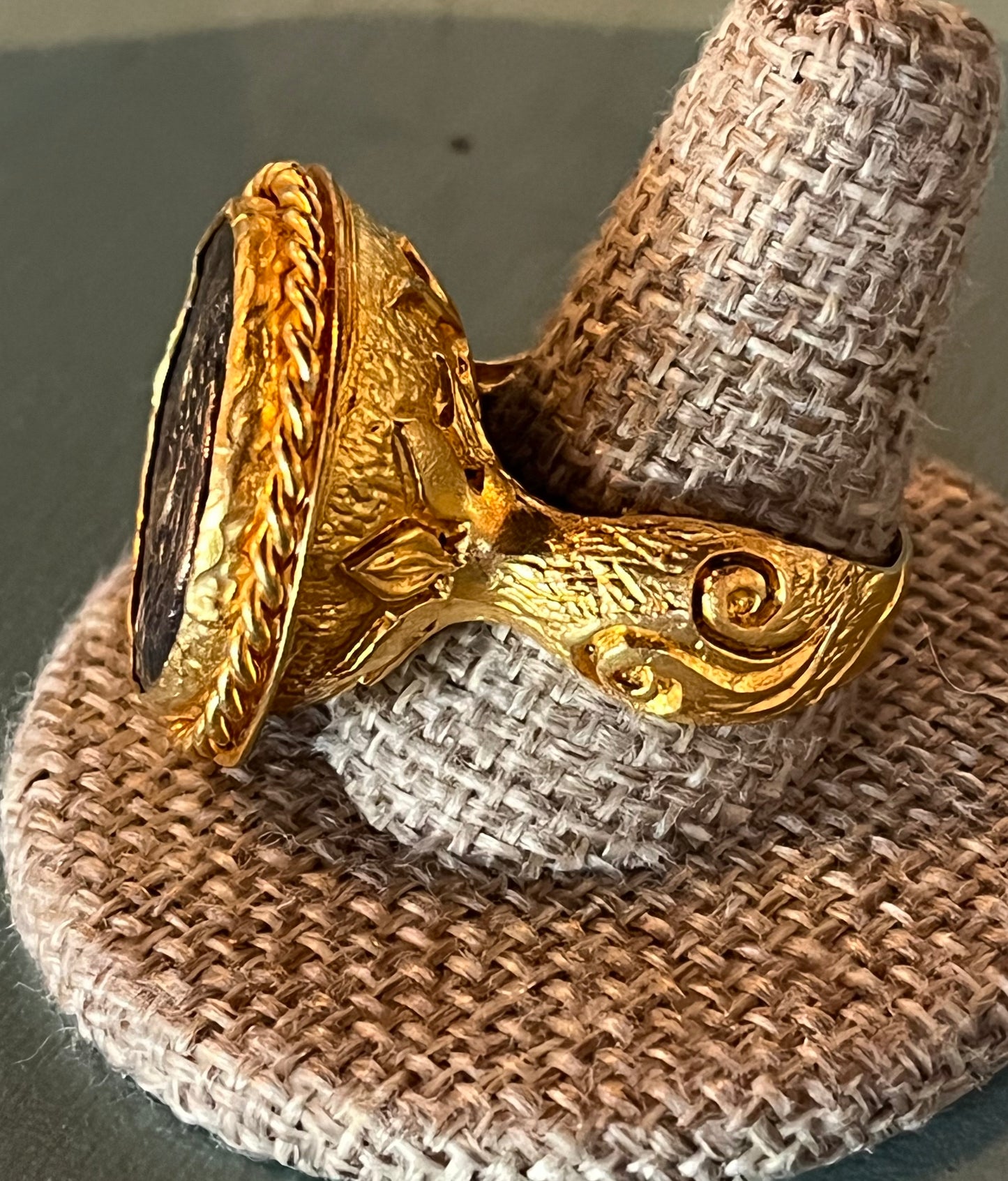 Live like a Queen Ring