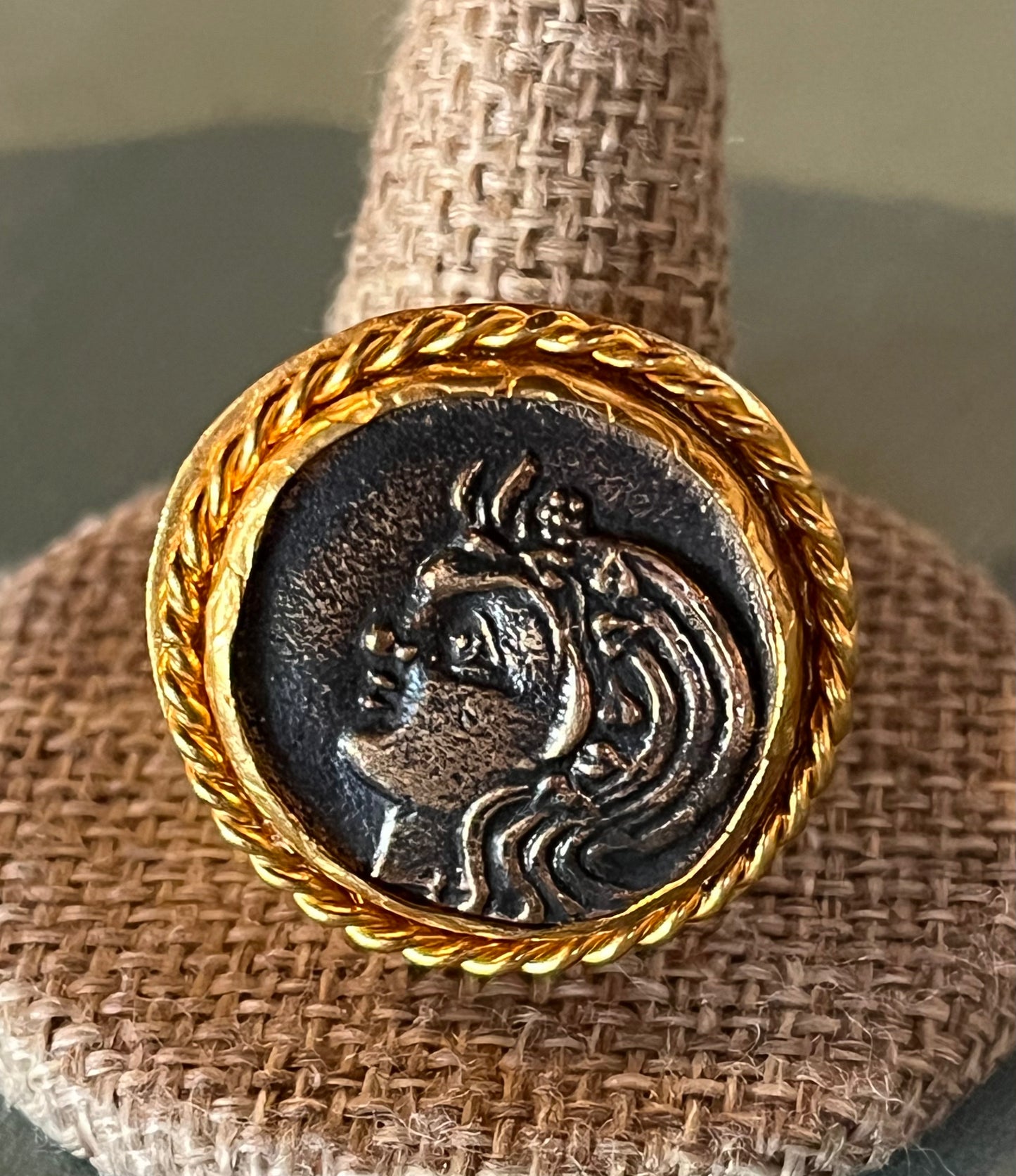 Live like a Queen Ring