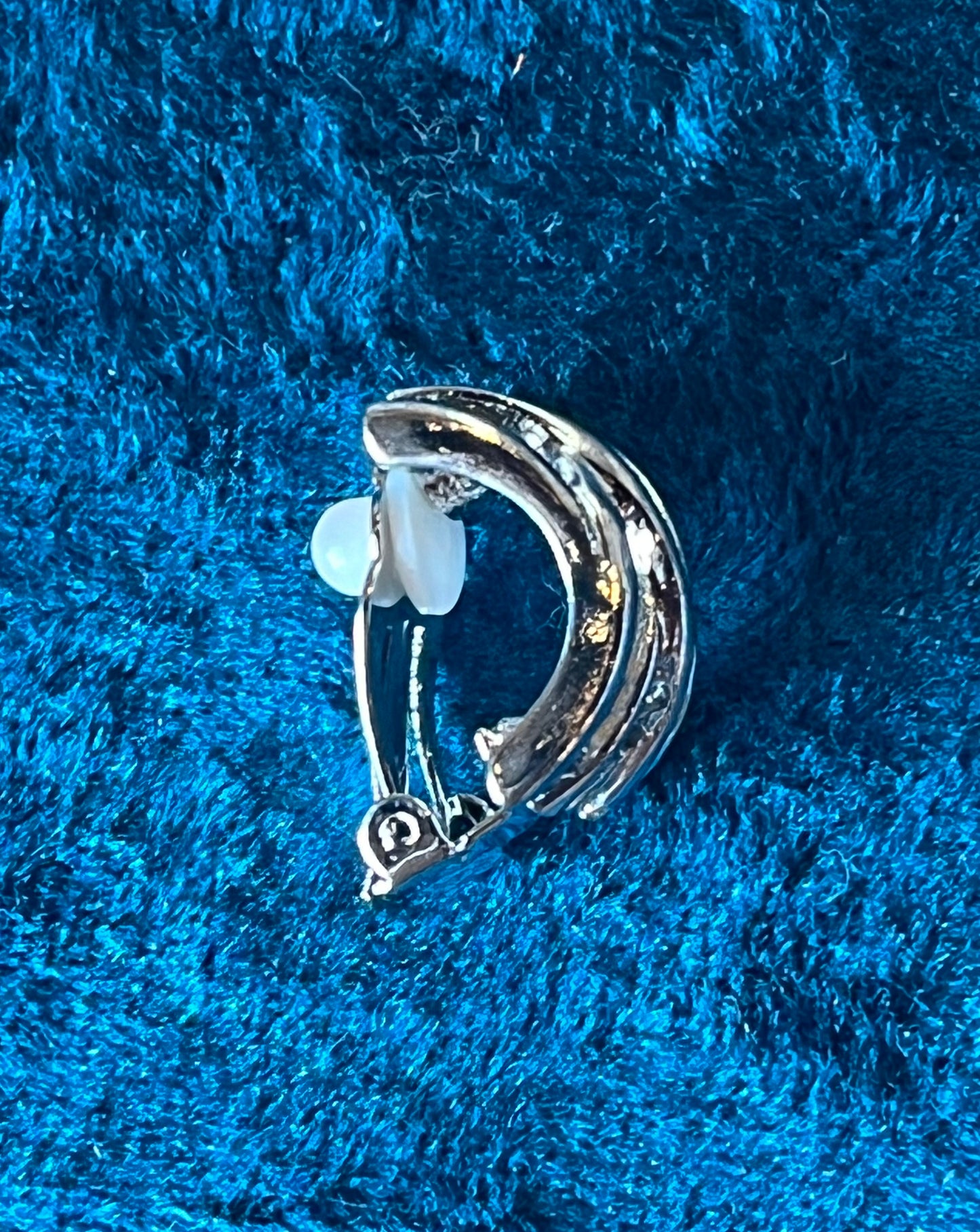 1AR - Clip On Criss Crossed Hoop Earrings