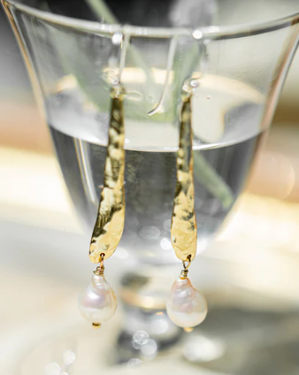 Waxing Poetic - Ode To A Pearl Single Drop Earrings